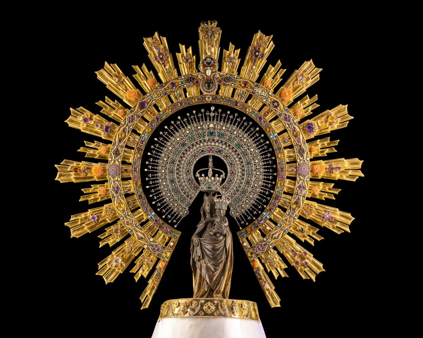 La Coronación de la Virgen del Pilar en 1905: Nuestra Señora del Pilar,  coronada